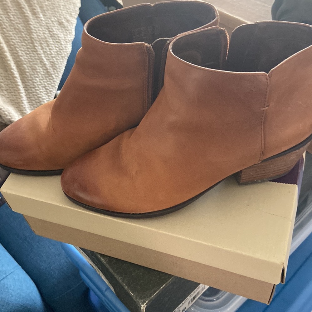 Clarks Tan Ankle boots 7 EUC - Picture 7 of 9